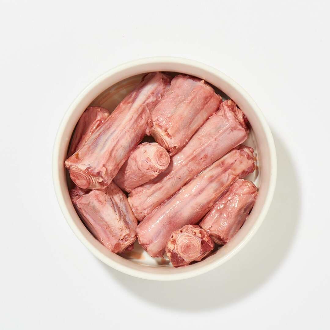 Ochsenschwanz in Stücken in einer Schale, ca. 400