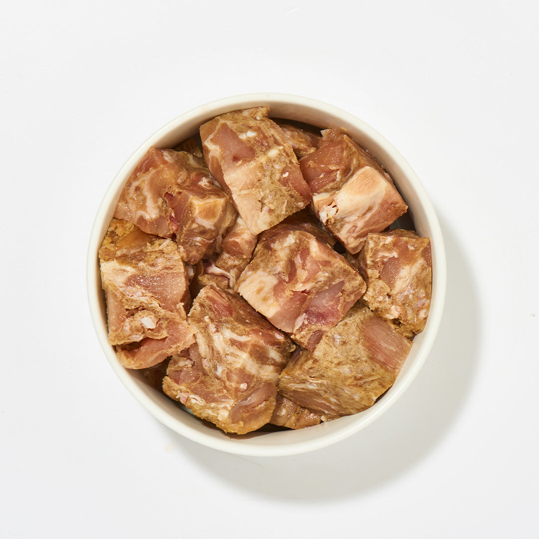 Huhn mit Innereien in Schale, 2 kg, naturbelassenes Hundefutter mit Knochen und Innereien