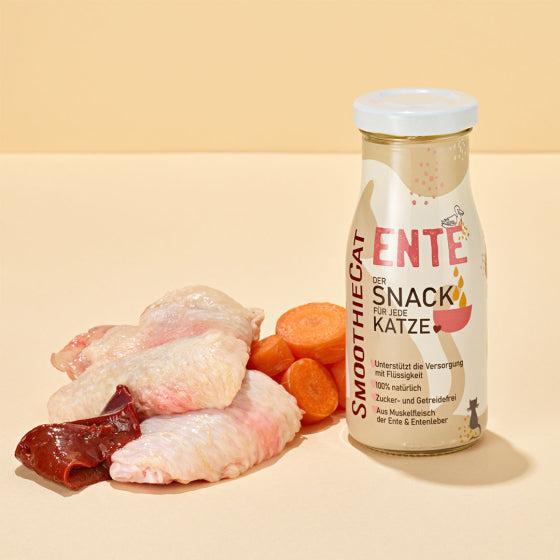 SmoothieCat® Ente, 150 ml Katzensmoothie mit natürlichen Zutaten, präsentiert neben Entenfleisch und Karotten.