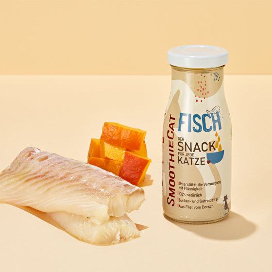 SmoothieCat® Fisch, 150 ml Flasche, gesunder Katzensnack mit natürlichen Zutaten, neben Fischstücken und Gemüse dargestellt.