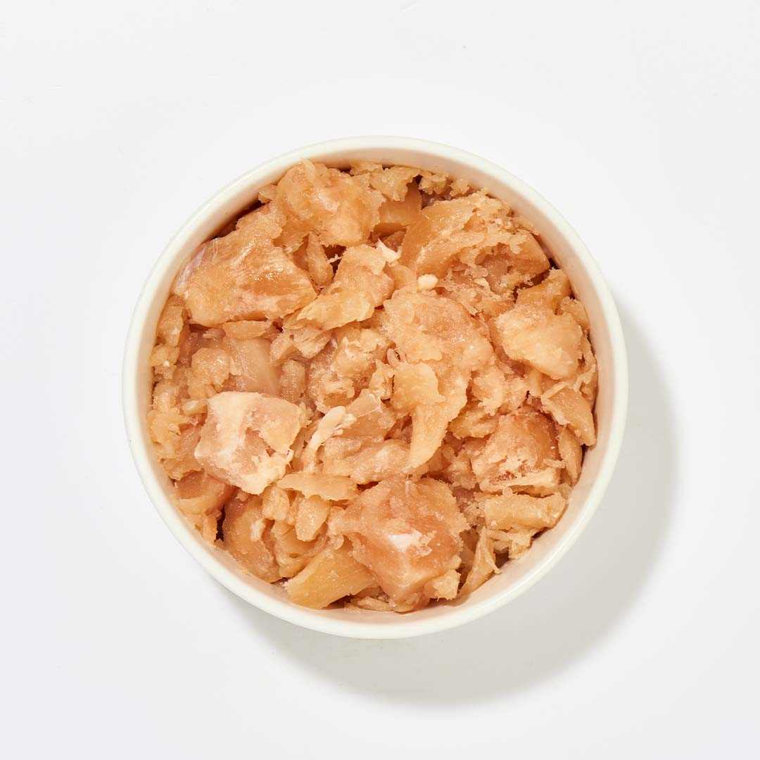 Hühnerfleischstücke in Schale, 500 g, fettarmer Eiweißlieferant für Hunde und Katzen.