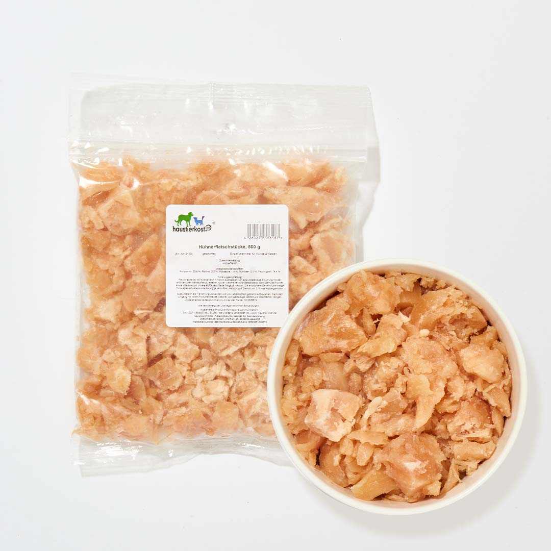 Hühnerfleischstücke, 500 g, in einer transparenten Verpackung und einer Schale, geeignet für Hunde und Katzen.