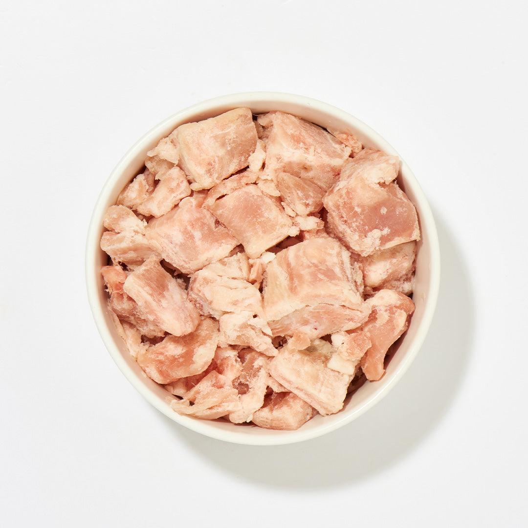 Kaninchenfleisch in Stücken, Tiefkühlware in Schale.