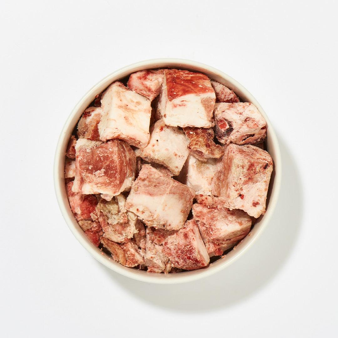 Kalbsfleischabschnitte fettig, gewürfelt in Schale, 500 g Tiefkühlware.