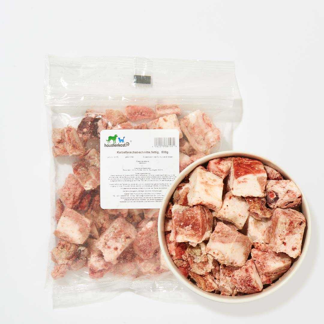 Kalbsfleischabschnitte fettig, 500 g, tiefgefroren, gewürfelt in Beutel und Schüssel.