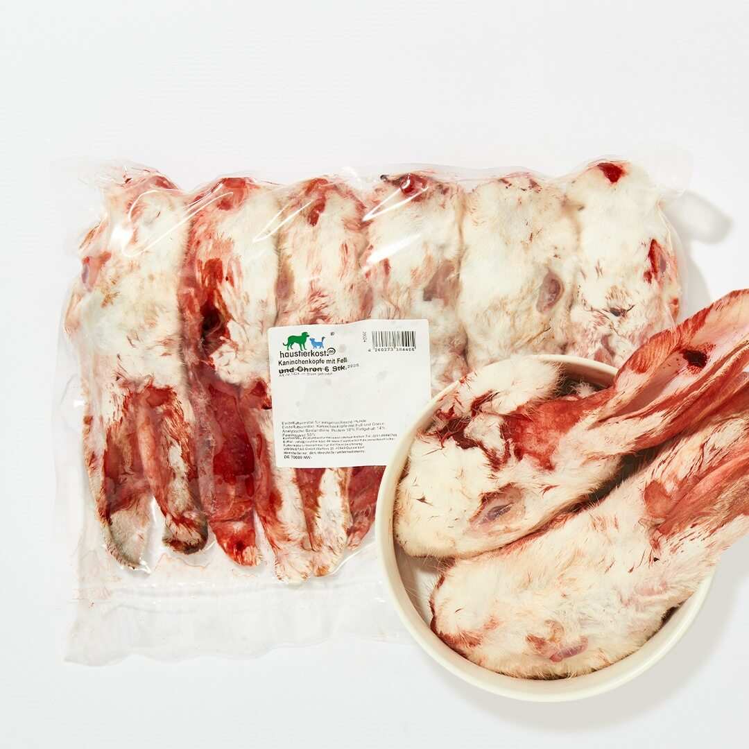 Kaninchenköpfe mit Fell und Ohren, sechs Stück tiefgefroren für Hundeernährung.