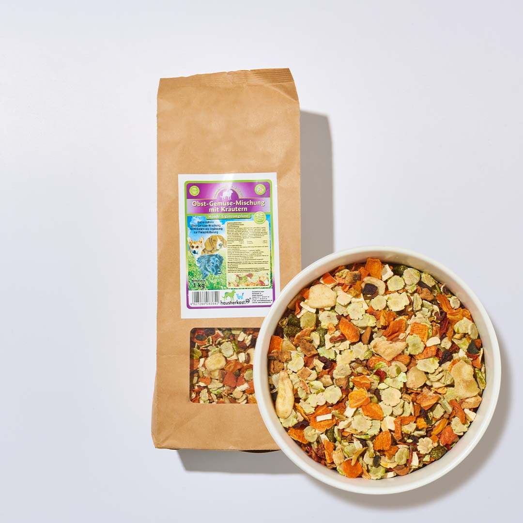 Getreidefreie Obst-Gemüse-Mischung mit Kräutern in brauner Verpackung und Schale, Ergänzung zur Fleischfütterung