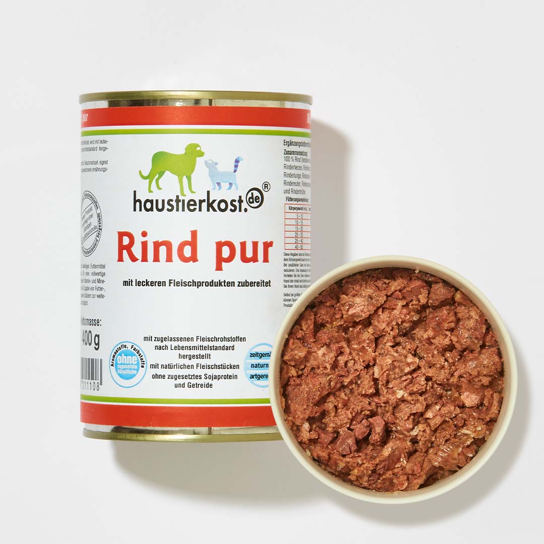 Dose mit Rind pur Hundefeuchtfutter ohne künstliche Zusatzstoffe neben Schale mit saftigem Rindfleisch