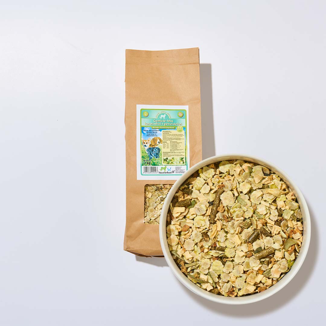 Gemüse-Mix karotinfrei und getreidefrei 1 kg in brauner Verpackung mit Schüssel voller Gemüseflocken zur Fleischfütterung Ergänzung