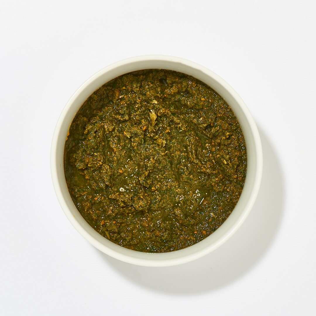 Tiefgefrorene Gemüsemischung Nr. 4 im Schälchen, enthält pürierten Blattsalat, Karotten und Brokkoli.