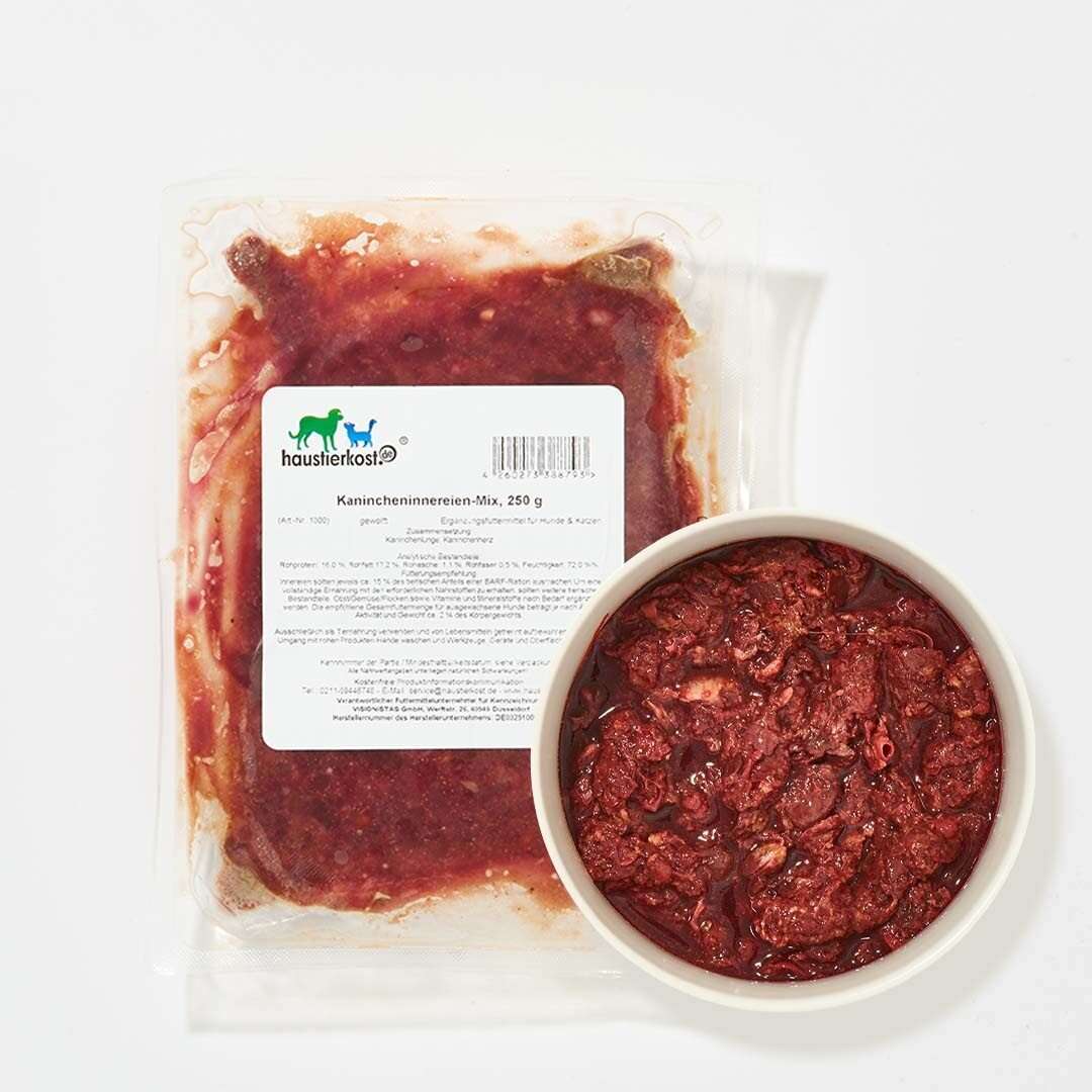 Kanincheninnereien-Mix in Verpackung und Schüssel, Delikatesse für Hunde, geeignet für alle Rassen.
