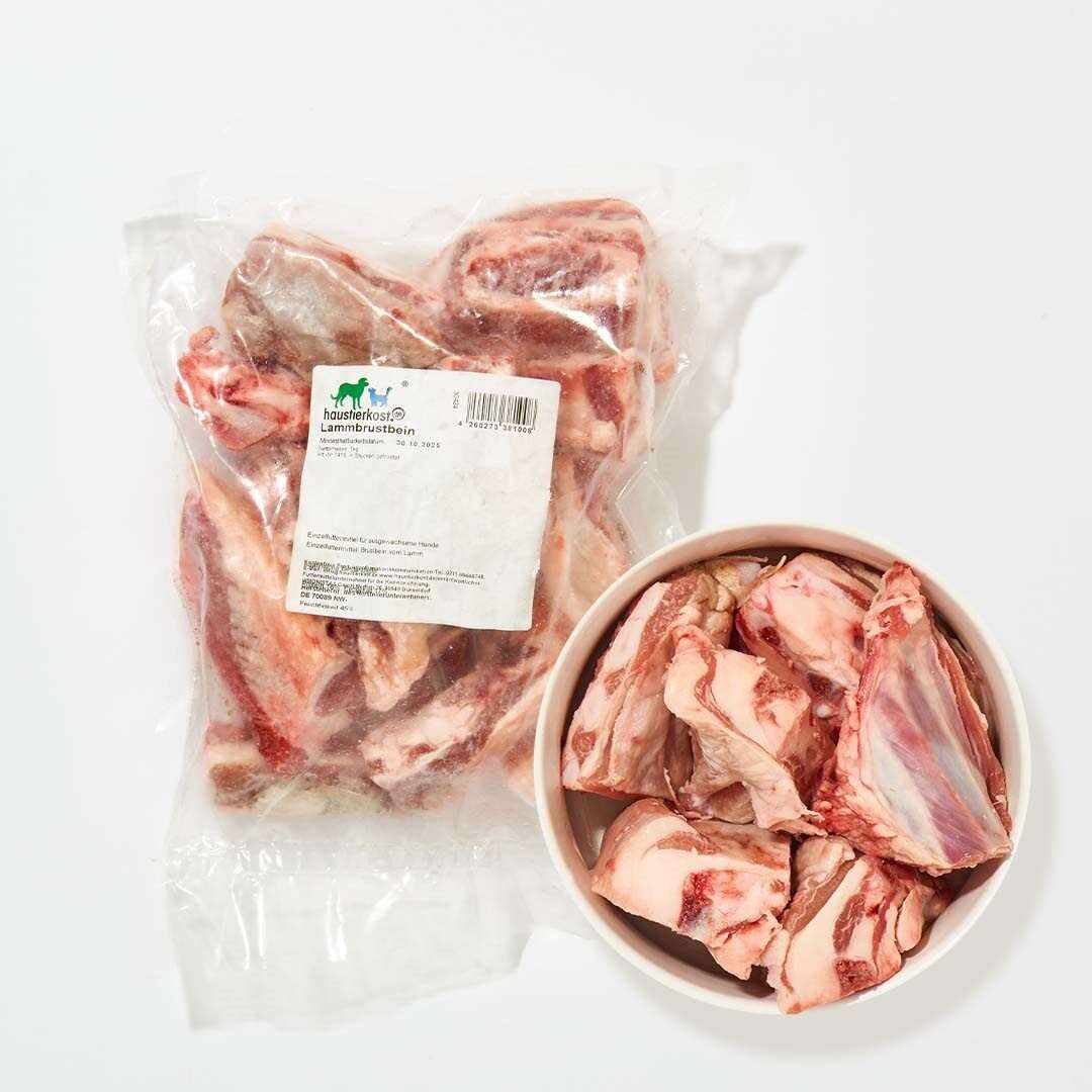 Verpacktes Lammbrustbein und Schüssel mit frischen Stücken, 1 kg.