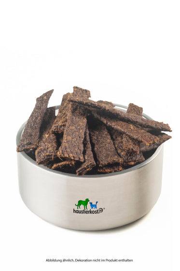 Getrocknete Rindfleischstreifen in einer Edelstahlschüssel, 100 g, ideal als Belohnung für Hunde und Katzen.