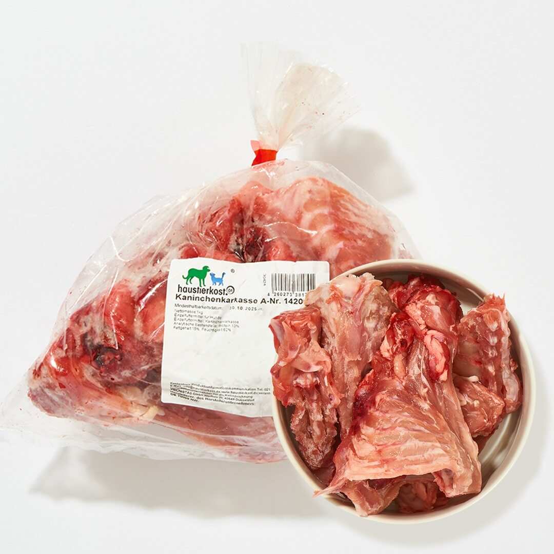 Kaninchenkarkassen ohne Kopf in ein Kilo Packung, natürlicher Calciumlieferant, geeignet für alle gesunden Rassen.