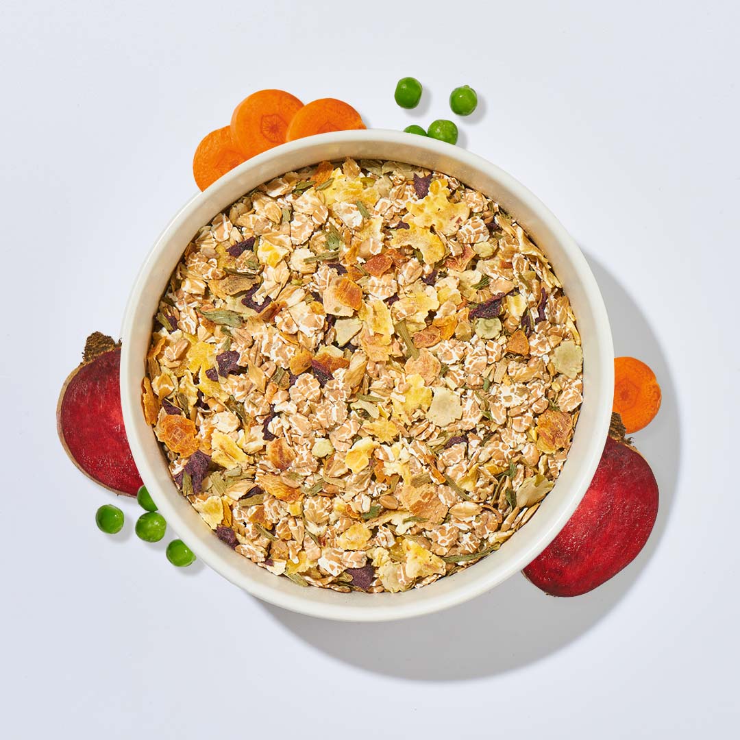Mixflocke mit 30 % Gemüseanteil aus Mais-, Gerste-, Weizenflocken und Gemüsesorten wie Mohrrüben, Erbsen, Rote Beete und Lauch, 1 kg Packung.