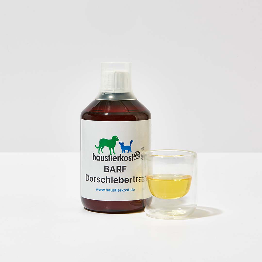 Dorschlebertran 500 ml Flasche mit Omega-3-reichem Fischöl für Haustiere und kleinem Glas daneben