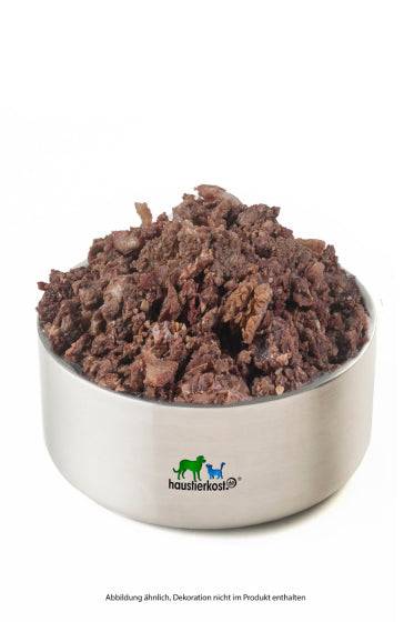 Lamm-Mix in Metallschüssel, Hundefutter aus Lammfleisch, Lamm-Magen, Lamm-Lunge und Lamm-Leber.