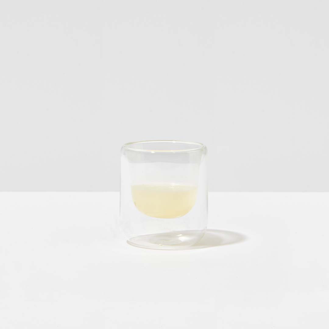 Schaffett mit Hanföl, 500 ml, in durchsichtiger Glasflasche auf hellem Hintergrund.