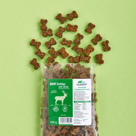 BARF-Softies mit Wild auf grünem Hintergrund, 200 g-Packung, weiche Hundesnacks in Knochenform.