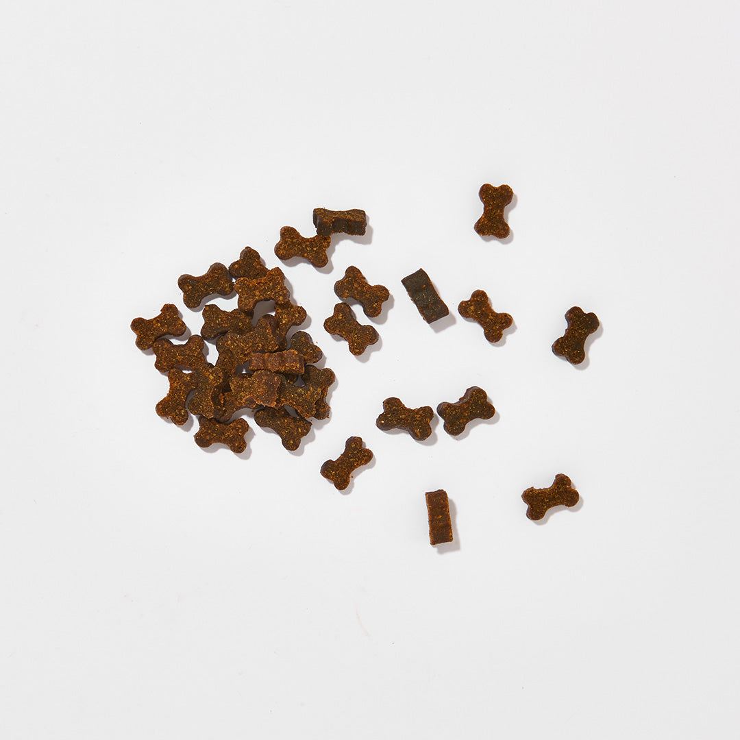 BARF-Softies mit Ente, hundefreundliche Snacks, weiches Leckerli auf weißem Hintergrund.