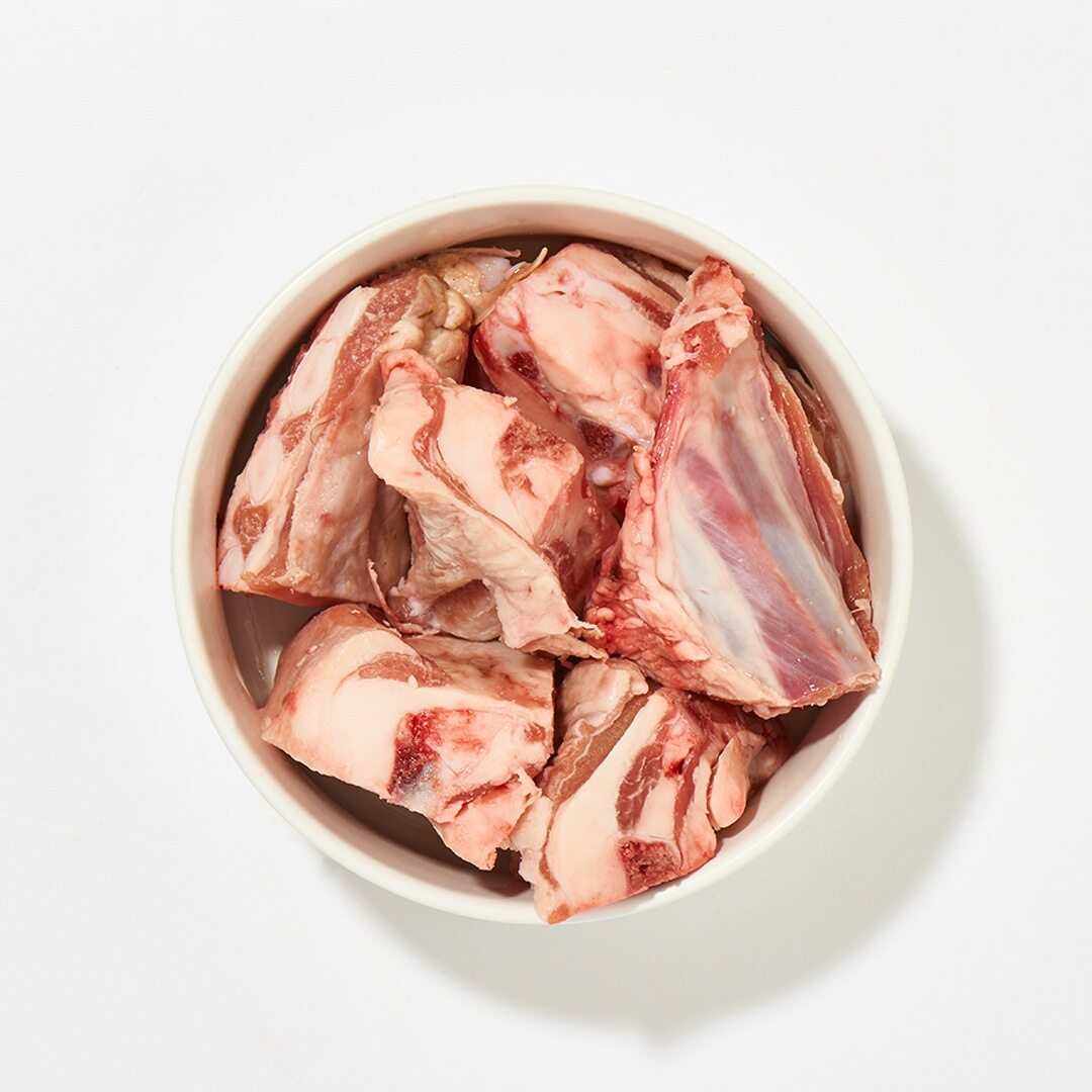 Lammbrustbein in Schüssel, 1 kg, natürlicher Kollagenspender, geeignet für die Zahnreinigung bei Hunden.