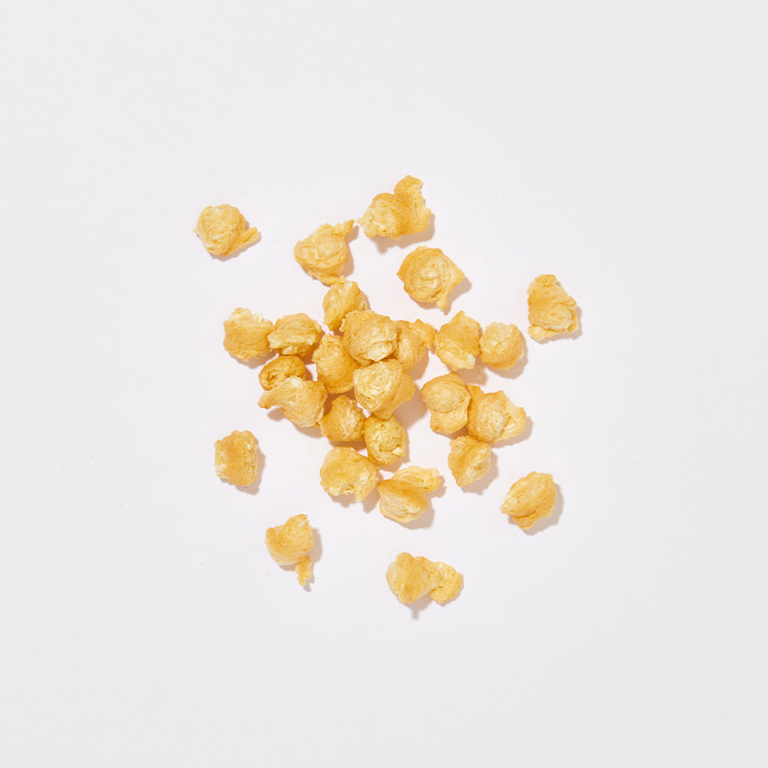 Knuspriges Hundepopcorn mit Leber und Grünlippmuschel auf weißem Hintergrund, 200 g Packung.