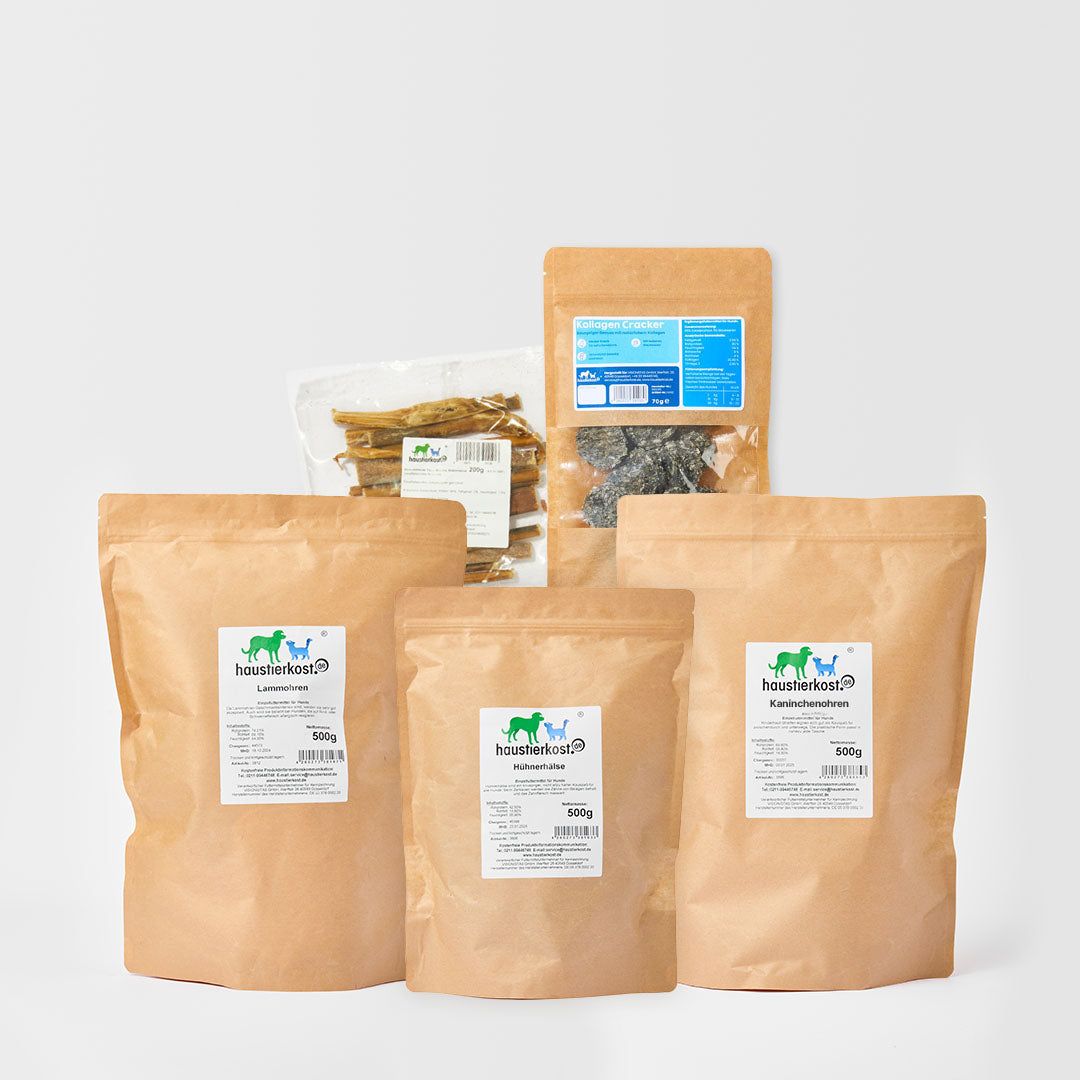 Kauartikel-Paket für kleine Hunde mit Hühnerhälse, Kaninchenohren, Lammohren, Ochsenziemer und Kollagen Cracker in braunen Verpackungen.