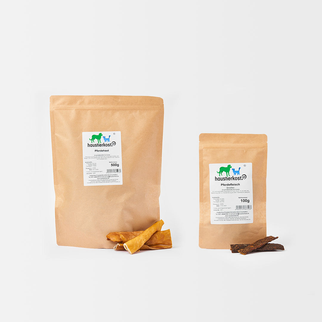Kauartikel-Paket Pferd mit getrockneter Pferdelunge, Pferdefleischwürfeln, Pferdeohren, Pferdeleber und Pferdehautstreifen insgesamt ca. 2,1 kg in Verpackungen vor weißem Hintergrund