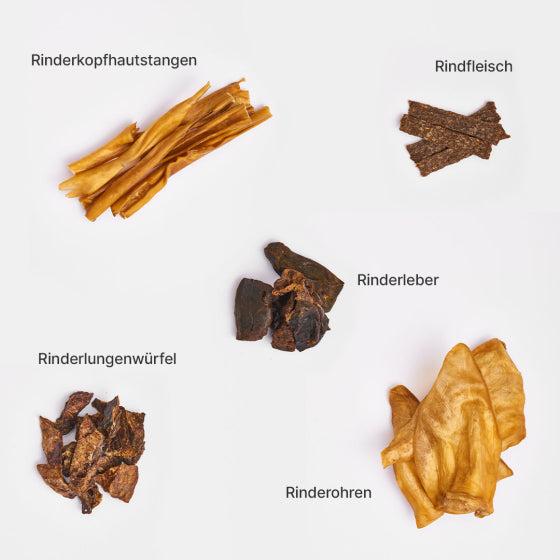 Kauartikel-Paket aus Rind, ca. 2 kg, mit Rinderkopfhaut, Rindfleisch, Rinderleber, Rinderohren und Rinderlungenwürfeln.