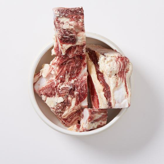 Rinderbrustbeinknochen in Schale für Hunde, reich an Calcium, ideal zum BARFen