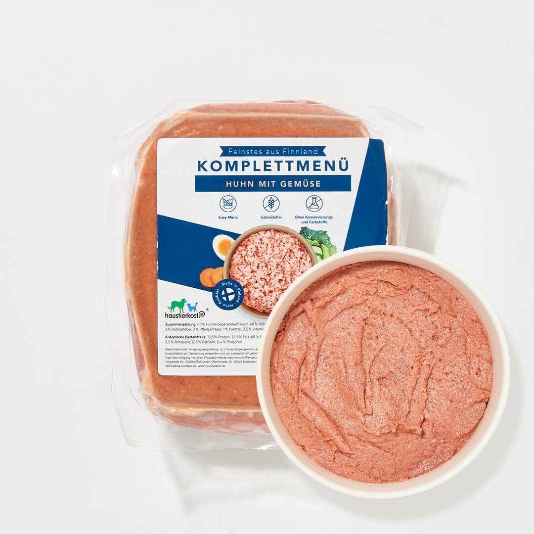 Verpackung des Komplettmenüs 'Huhn mit Gemüse' aus Finnland mit Schale voller Futter.