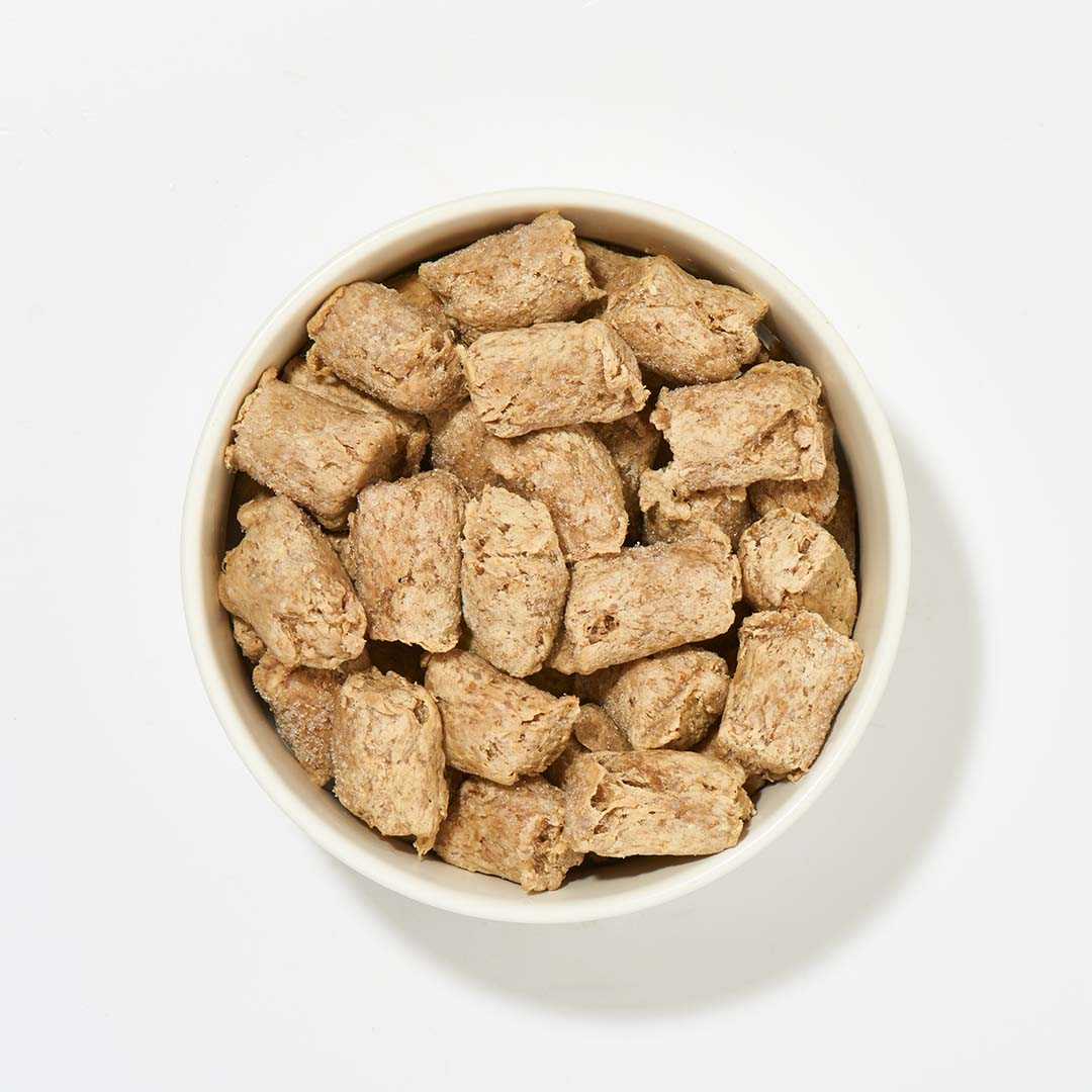 Köttbullar Rind mit Gemüse für Hunde in Schüssel, leicht zu portionieren, hochwertige Zutaten aus Finnland.