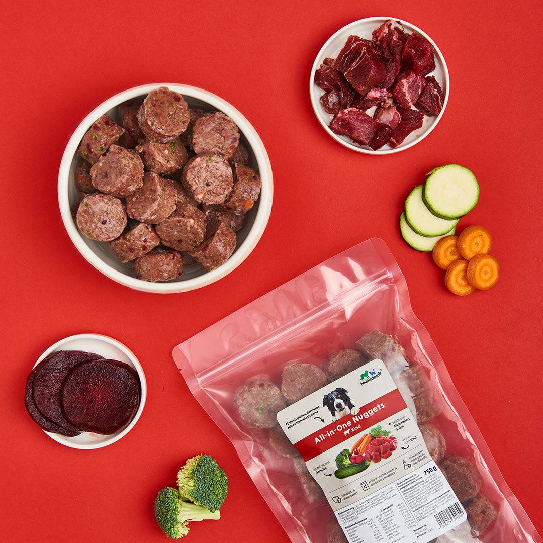 All-in-One Nuggets Rind mit Beilagen, ideal für BARF Einsteiger-Hunde, auf rotem Hintergrund,zertifiziert