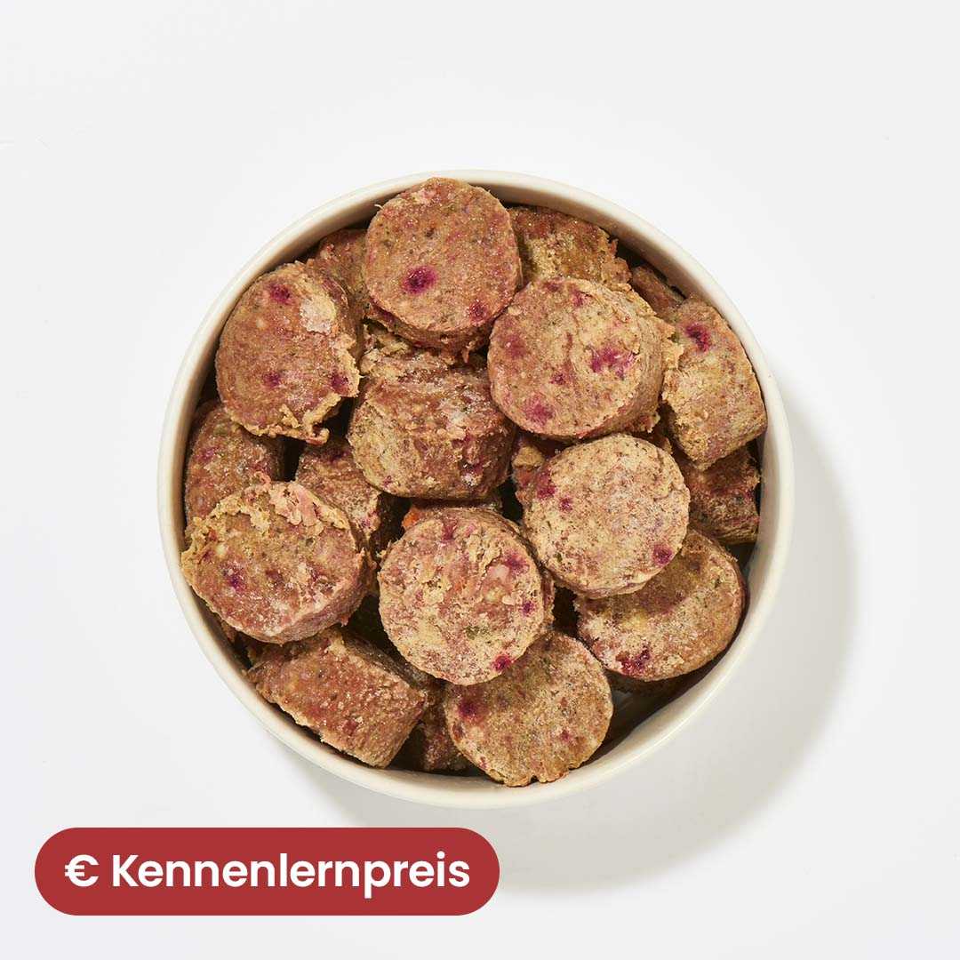All-in-One Nuggets Rind & Lamm in bowl, grain-free cat food.