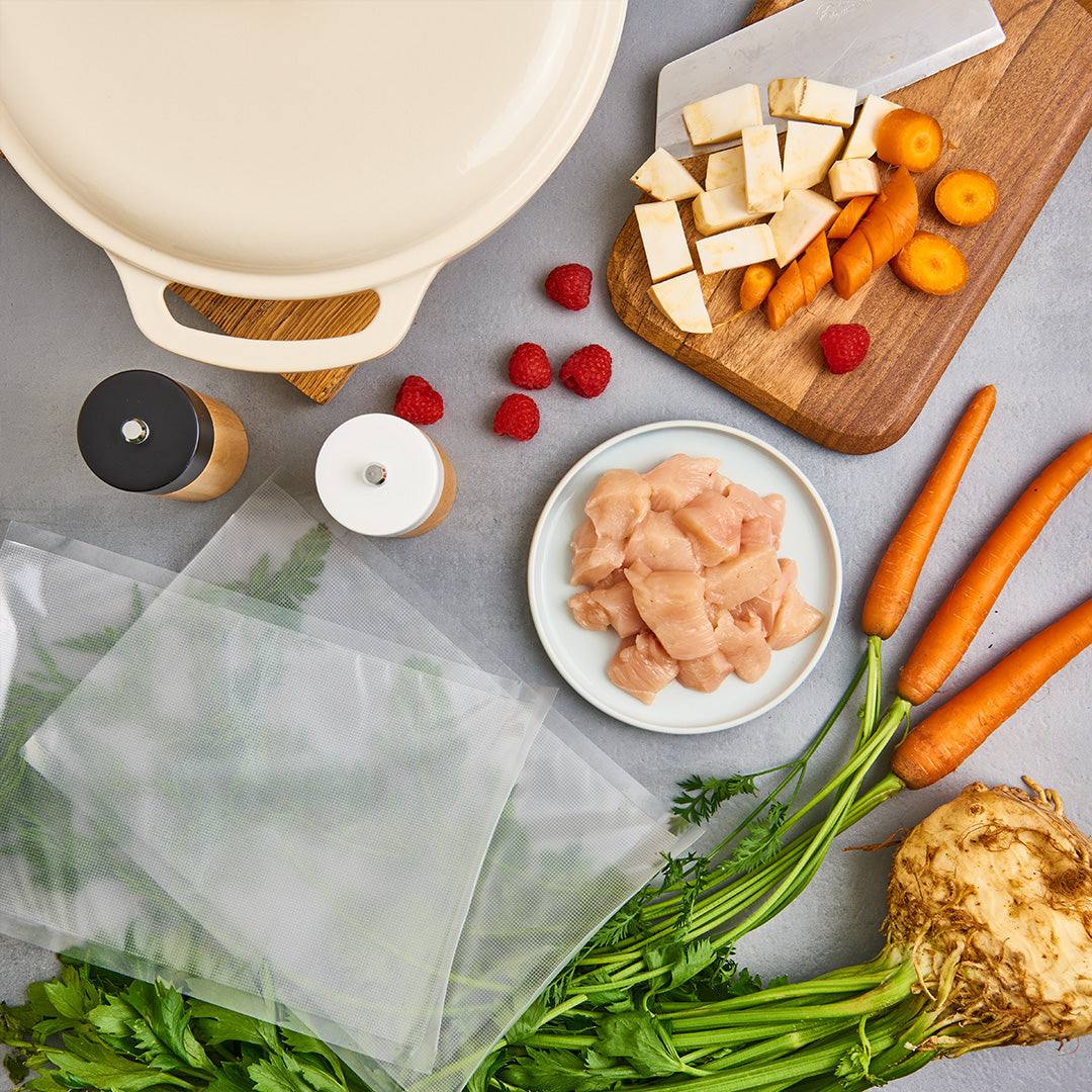 Sous Vide Menü für Hunde mit Huhn, Karotten und frischen Zutaten.