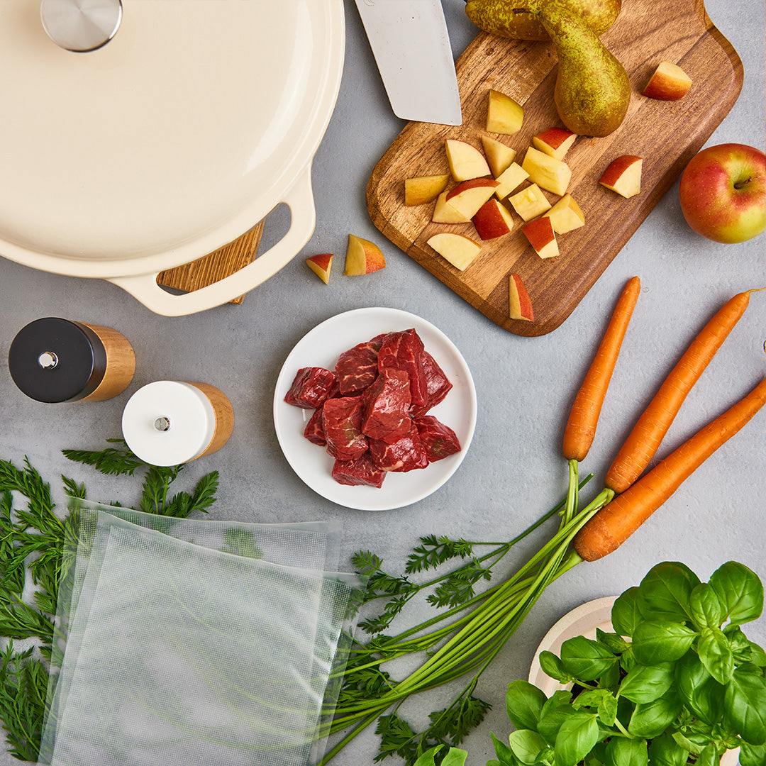 Sous Vide Menü Rind für Hunde mit gesunden Zutaten und frischem Gemüse.