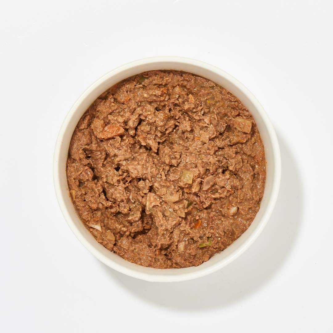 Pferdefleisch-Sous-Vide-Menü für Hunde in weißer Schale, nährstoffreiche und leicht verdauliche Mahlzeit.