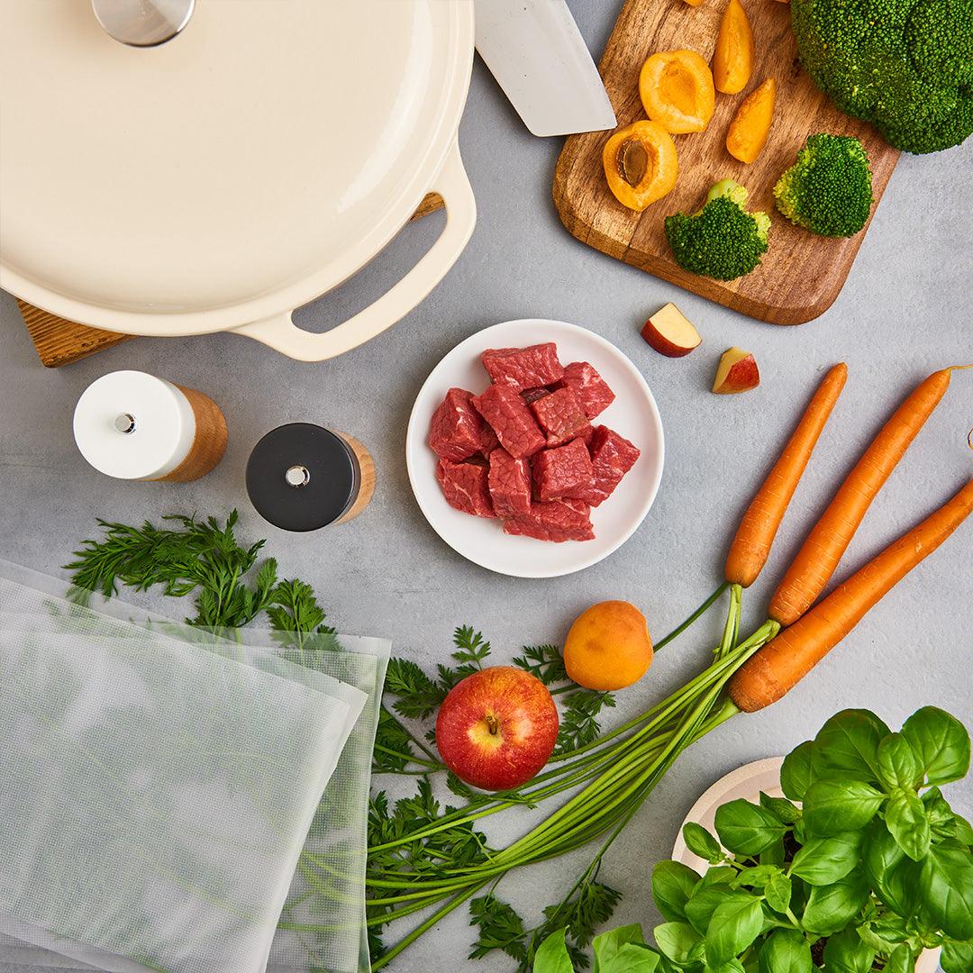 Hundemenü mit Pferdefleisch, frischem Gemüse und Kräutern, gesund und nährstoffreich zubereitet.