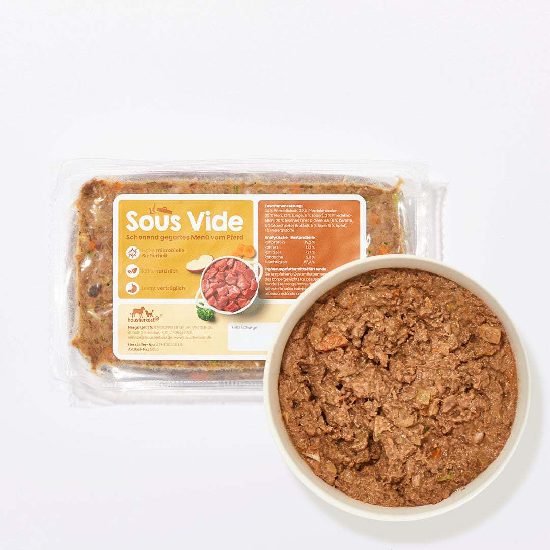 Sous Vide Menü für Hunde, vakuumgegartes Pferdefleisch mit Vitaminen und Mineralstoffen.