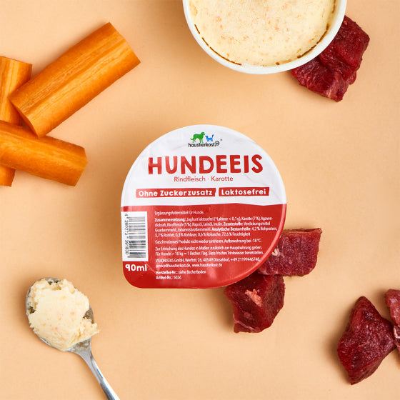 Hundeeis Rind, 90 ml, laktosefrei mit frischem Rindfleisch und Karotten, auf hellem Hintergrund.