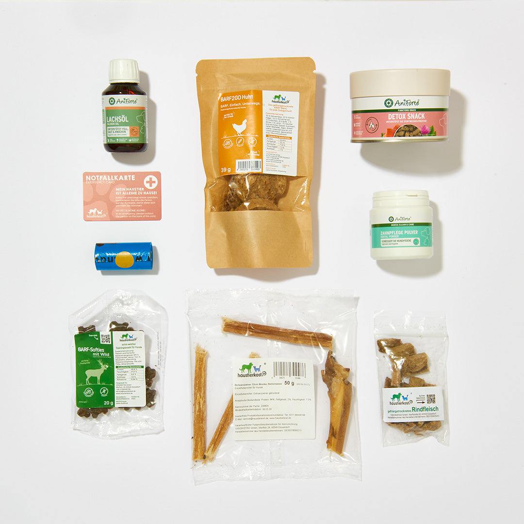Goodiebag von Haustierkost x Aniforte 2024 mit verschiedenen Tierprodukten und Notfallkarte.