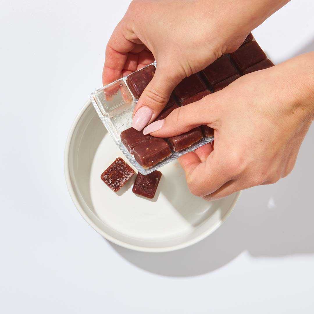 Rinderinnereien-Mix in Blisterform, Portionen werden in eine Schale gegeben.
