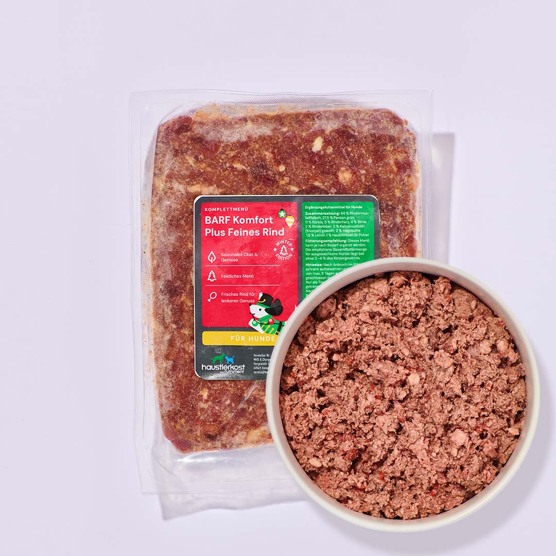 BARF Komfort Plus Feines Rind Hunde-Weihnachtsmenü mit Rind, Kürbis, Birne und Hagebutte, 500 g Verpackung und Schale