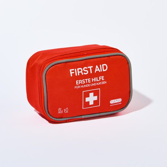 Erste-Hilfe-Set für Haustiere in roter Tasche, ideal für Notfälle bei Hunden und Katzen.