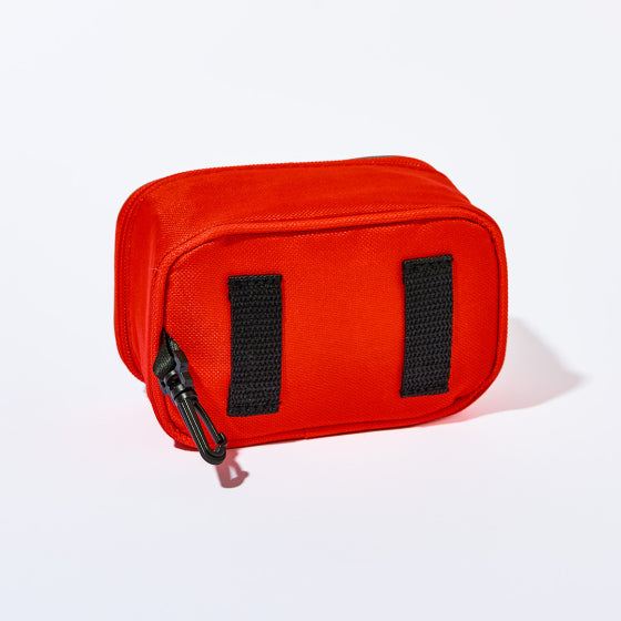 Erste-Hilfe-Set für Hunde und Katzen, kompaktes 24-teiliges Set in roter Tasche mit Befestigungsschlaufen und Karabiner.