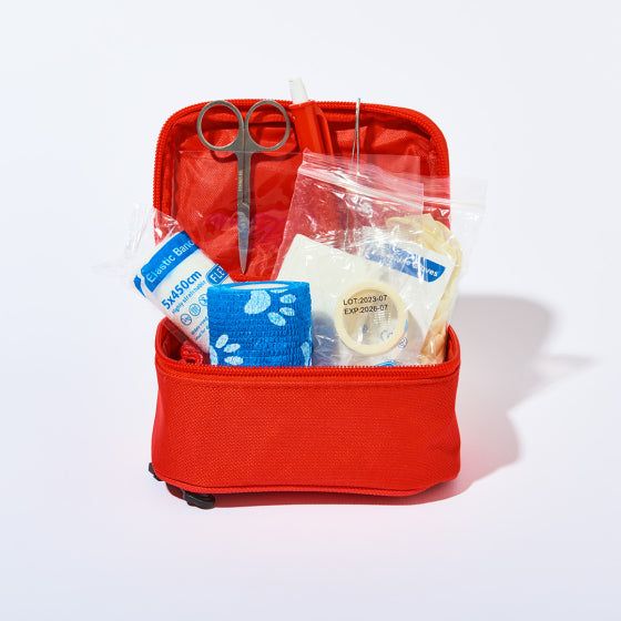 Erste-Hilfe-Set für Hunde und Katzen, bestehend aus 24 Teilen in einer kompakten, roten Tasche mit Reißverschluss und vielfältigen Utensilien zur Erstversorgung von Verletzungen.