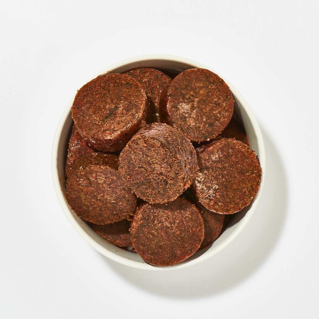 Gemüsetaler mit Karotten, Rote Beete und Spinat in einer Schale.