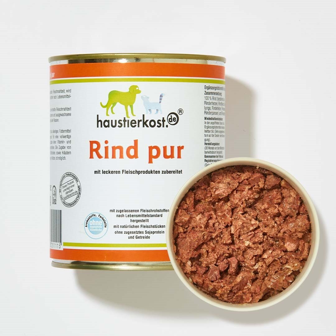 Dose mit Rind pur Hundefutter und geöffnete Dose mit schmackhafter Fleischmahlzeit aus frischem Rindfleisch