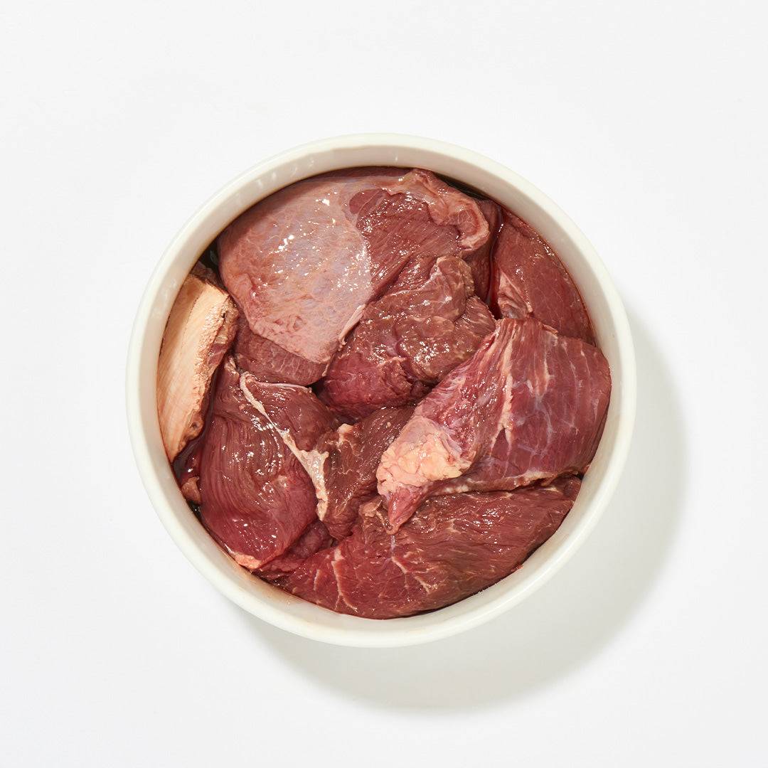 BIO-Rindergulasch in Schüssel, geeignet für Hunde und Katzen, 500 g.