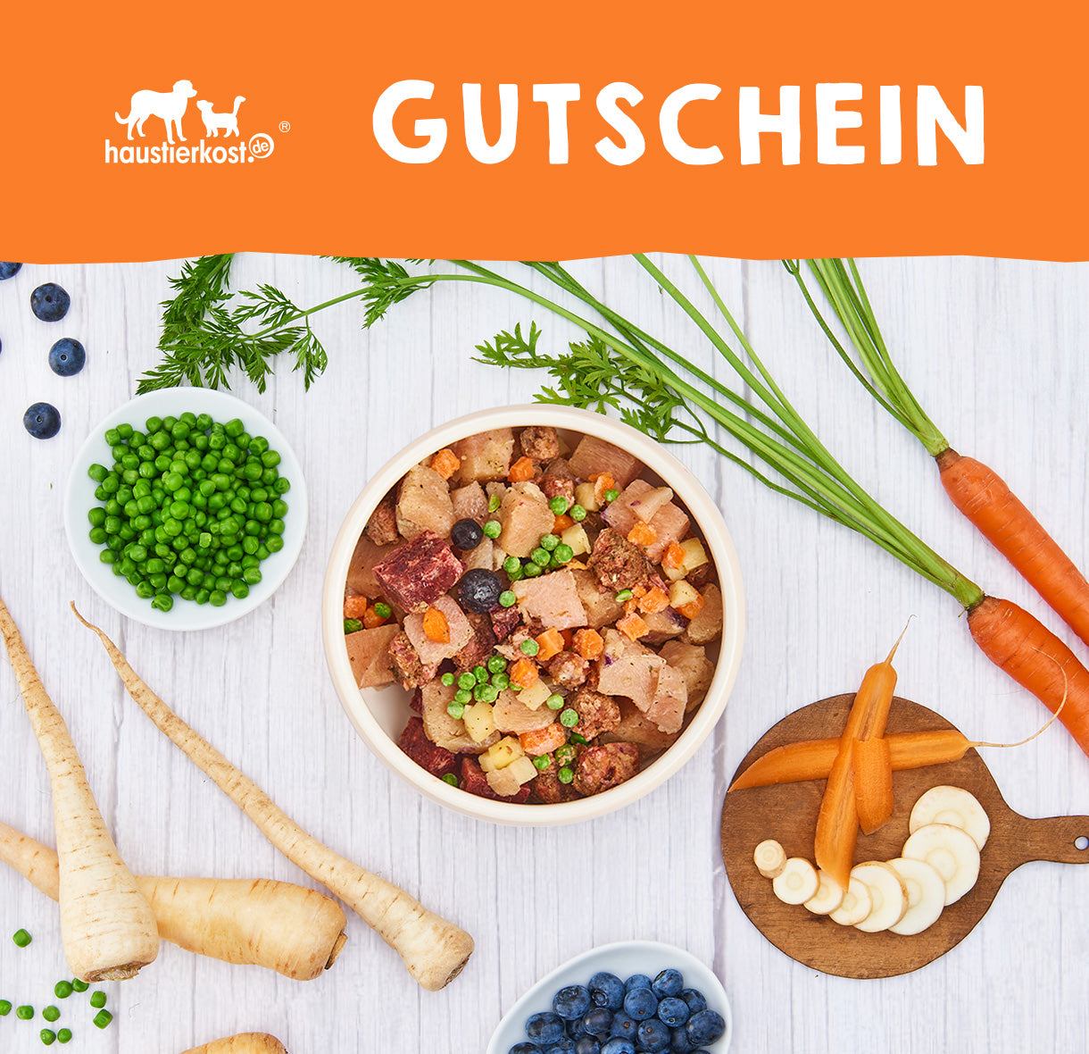 haustierkost.de® Geschenkgutschein mit frischem Gemüse und einer Schale Tierfutter auf Holzuntergrund